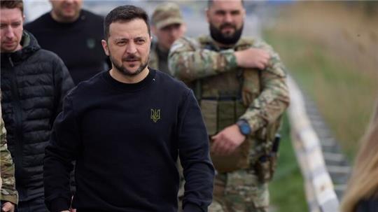 Der ukrainische Präsident Wolodymyr Selenskyj besucht die Frontstellungen in der Region Donezk.