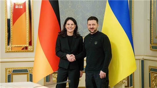 Der ukrainische Präsident Wolodymyr Selenskyj empfängt die deutsche Außenministerin Annalena Baerbock in Kiew.