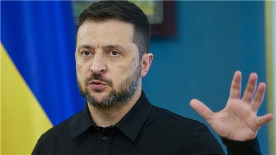 Der ukrainische Präsident Wolodymyr Selenskyj gestikuliert während seiner Pressekonferenz.