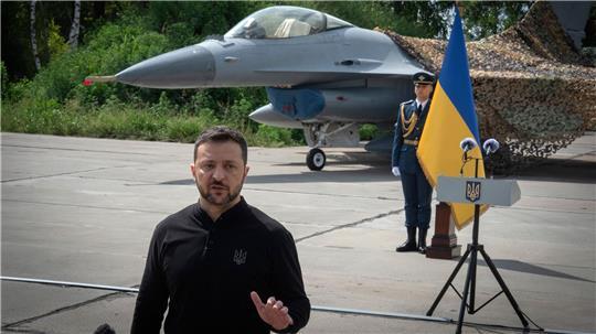 Der ukrainische Präsident Wolodymyr Selenskyj hat Waffenexporte zur Finanzierung der eigenen Rüstungsindustrie angekündigt. (Archivbild)