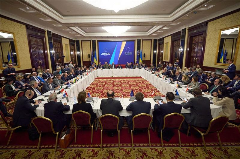 Krieg gegen die Ukraine: So ist die Lage Der ukrainische Präsident Wolodymyr Selenskyj (hinten M) nimmt an dem informellen EU-Außenministertreffen teil.