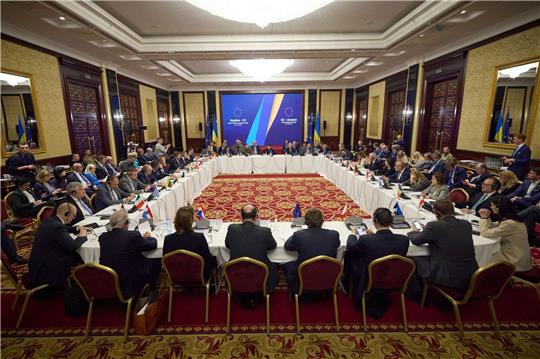 Der ukrainische Präsident Wolodymyr Selenskyj (hinten M) nimmt an dem informellen EU-Außenministertreffen teil.