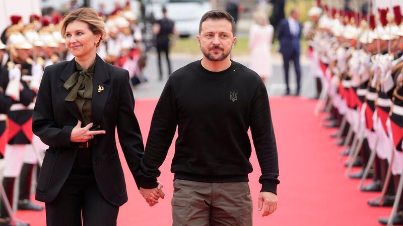 Der ukrainische Präsident Wolodymyr Selenskyj kam zusammen mit seiner Frau Olena Selenska zur offiziellen internationalen Zeremonie des 80. Jahrestags des D-Day am Omaha Beach in der Normandie.