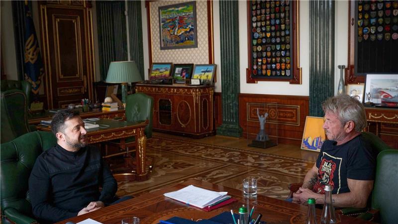 Der ukrainische Präsident Wolodymyr Selenskyj (l) sitzt in Kiew zusammen mit dem US-amerikanischen Schauspieler und Regisseur Sean Penn.