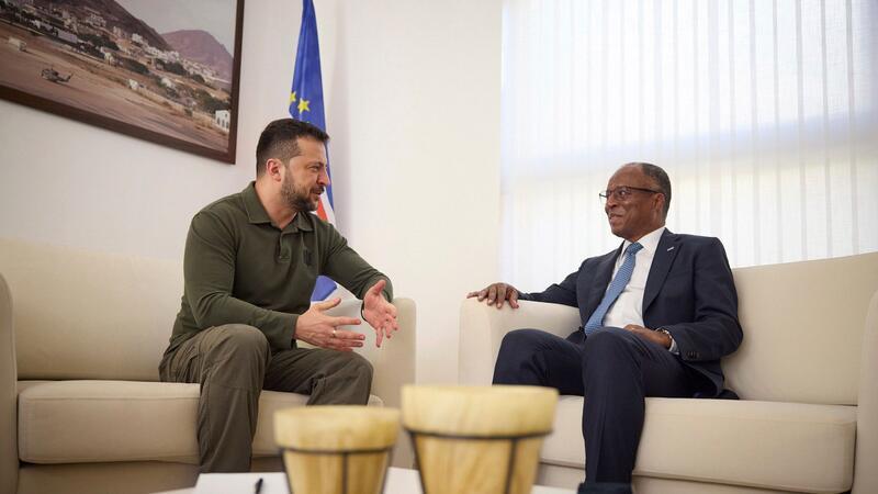 Der ukrainische Präsident Wolodymyr Selenskyj (l.) trifft in Praia den kapverdischen Premierminister Ulisses Correia e Silva.