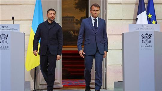 Der ukrainische Präsident Wolodymyr Selenskyj (l) und der französische Präsident Emmanuel Macron kommen zu einer gemeinsamen Pressekonferenz im Elysee-Palast.