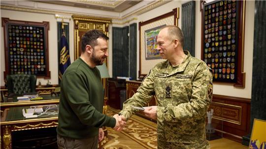 Der ukrainische Präsident Wolodymyr Selenskyj (l) und der Oberbefehlshaber Olexander Syrskyj haben Reaktionen auf mögliche Verstöße Russland gegen die Osterwaffenruhe angekündigt. (Archivbild)
