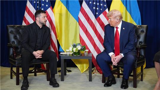 Der ukrainische Präsident Wolodymyr Selenskyj (links) und der US-amerikanische Präsident Donald Trump (Archivbild).