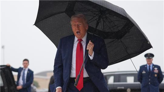 Der ukrainische Präsident Wolodymyr Selenskyj (links) und der US-amerikanische Präsident Donald Trump (Archivbild).