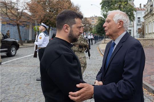 Der ukrainische Präsident Wolodymyr Selenskyj mit dem EU-Außenbeauftragten Josep Borrell in Kiew.