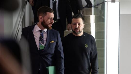Der ukrainische Präsident Wolodymyr Selenskyj (r) ist zum Weltwirtschaftsforum nach Davos gereist.