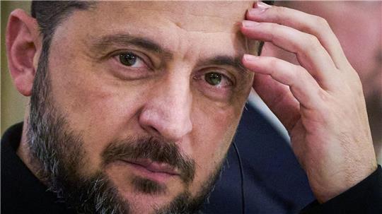 Der ukrainische Präsident Wolodymyr Selenskyj reagiert während seines Treffens mit dem niederländischen Außenminister in Kiew.