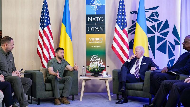Krieg gegen die Ukraine: So ist die Lage Der ukrainische Präsident Wolodymyr Selenskyj schreibt auf der Plattform X: „Diese Abstimmung stärkt Amerikas Rolle als Leuchtturm der Demokratie und als Führer der freien Welt.“