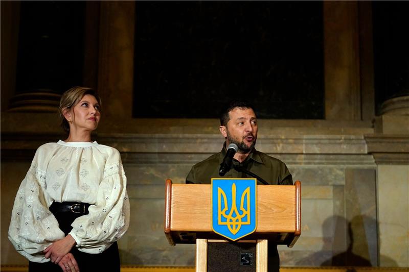Der ukrainische Präsident Wolodymyr Selenskyj und seine Frau Olena Selenska sprechen im Gebäude des Nationalarchivs in Washington.