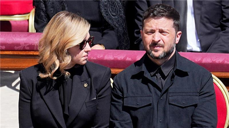 Der ukrainische Präsident trägt Schwarz.