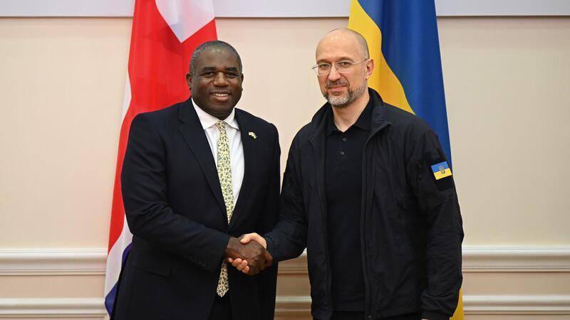 Der ukrainische Regierungschef Denys Schmyhal hat den britischen Außenminister David Lammy nochmals um die Freigabe weitreichender Waffen gebeten.