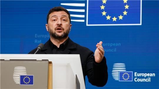Der ukrainische Staatschef Wolodymyr Selenskyj hat bei einer Pressekonferenz in Brüssel China eine Unterstützung von Russland vorgeworfen.