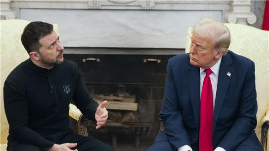 Der ukrainische Staatschef Wolodymyr Selenskyj (l) will US-Präsident Donald Trump klarmachen, dass das Land in den Verhandlungen über ein Kriegsende mit Russland nicht kapitulieren wird. (Archivbild)