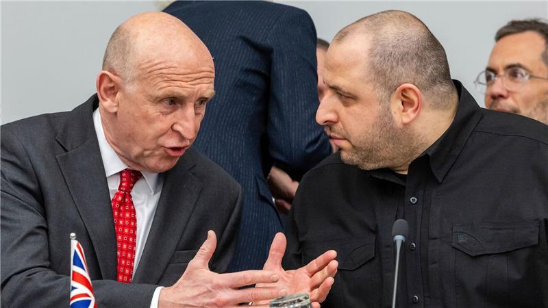 Der ukrainische Verteidigungsminister Rustem Umjerow (r), hier mit seinem britischen Kollegen John Healey, bedankt sich bei Deutschland.