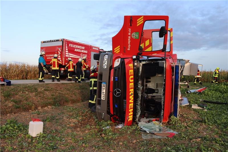 Feuerwehrwagen kippt bei Übungsfahrt um - sieben Verletzte Der umgekippte Feuerwehrwagen liegt am Straßenrand.