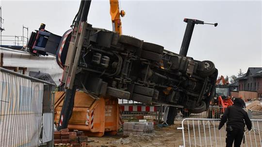 Der umgekippte Kran auf der Baustelle am Medembogen.