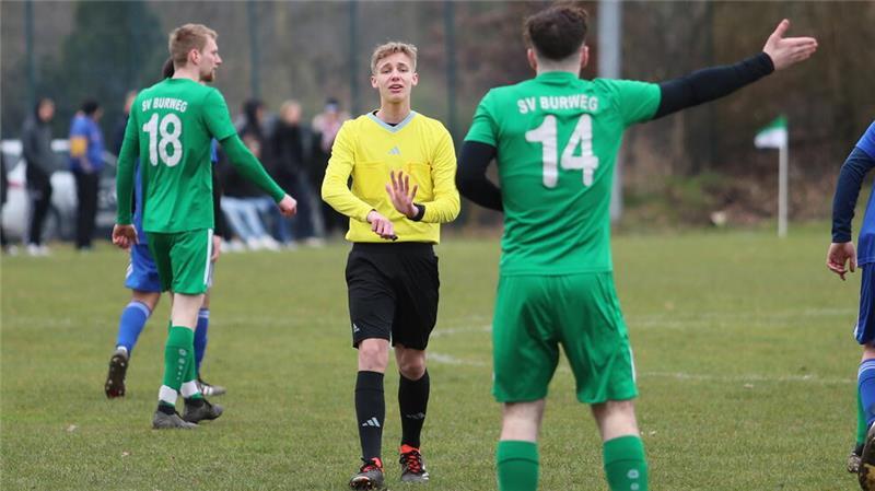 Der Ball rollt in der Kreisklasse: Burweg profitiert vom Patzer der Konkurrenz Der umsichtige Schiedsrichter Calvin Meglin zückte nur drei Mal Gelb im Derby.