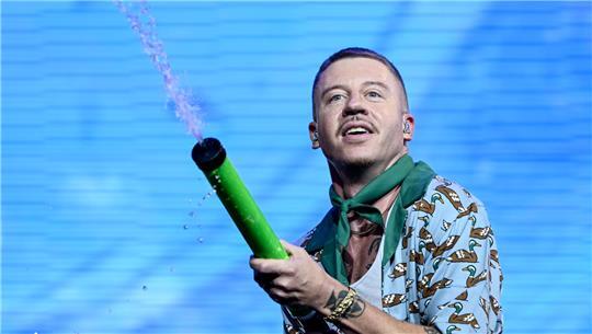 Der US-amerikanische Musiker Macklemore steht beim Lollapalooza Festival Berlin auf dem Gelände des Olympiastadions auf der Bühne