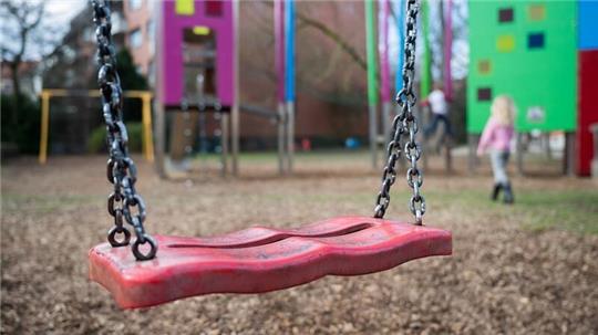 Der unbekannte Mann hatte schon öfter mit den Kindern auf dem Spielplatz gespielt. 