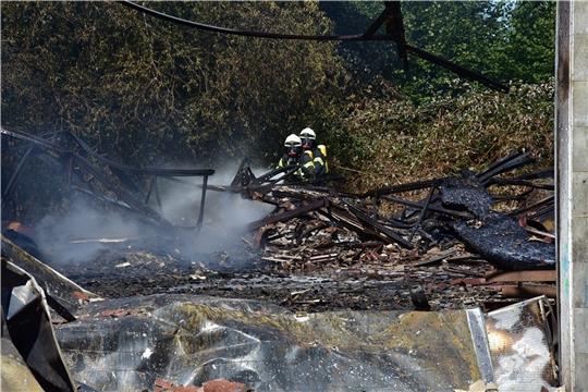 Der unermüdliche Einsatz der Feuerwehren verhinderte ein Übergreifen auf weitere Firmengebäude, ein Wohnhaus und die Reitanlage. Foto: Ahrens