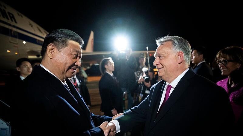 Xi und Orban vereinbaren „strategische Partnerschaft“ Der ungarische Ministerpräsident Viktor Orban (r) begrüßt den chinesischen Präsidenten Xi Jinping auf dem Flughafen Budapest Liszt Ferenc.