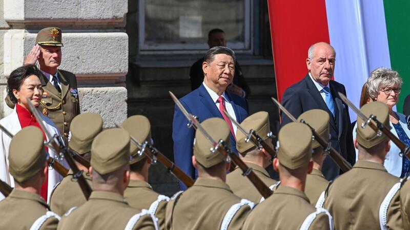 Xi und Orban vereinbaren „strategische Partnerschaft“ Der ungarische Präsident Tamas Sulyok (2.v.r) empfängt den chinesischen Präsidenten Xi Jinping (M) mit militärischen Ehren im Löwenhof des Budapester Burgpalast.