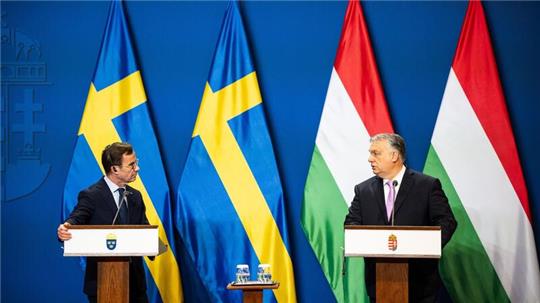 Der ungarische Premierminister Viktor Orban (r) spricht mit dem schwedischen Premierminister Ulf Kristersson während einer Pressekonferenz in Budapest.
