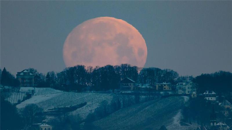 Der untergehende Mond am Morgen.