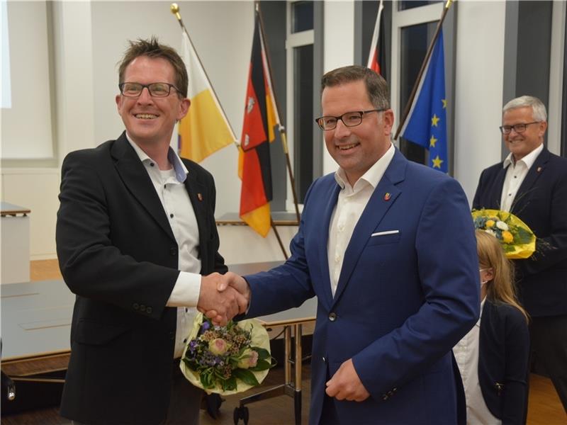 Der unterlegene SPD-Kandidatur Bjorn Protze gratuliert Kai Seefried (CDU). Bei der nächsten Wahl will Protze das Umdrehen.