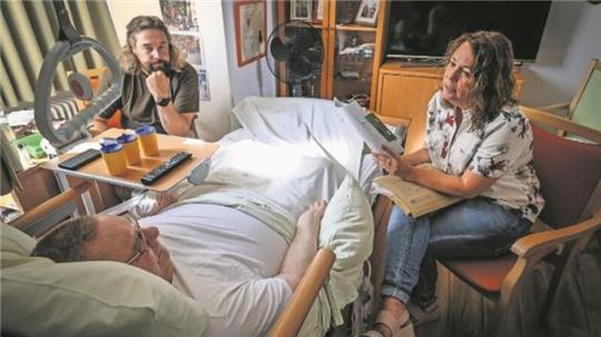 Der unterschenkelamputierte Dieter P. mit Betreuer Holger Sölter und Schuldnerberaterin Sabine Taufmann.