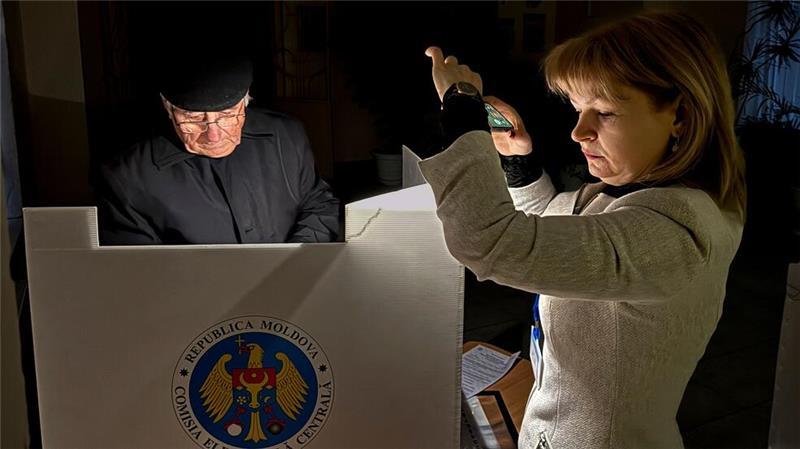 Zwischenstand: Präsidentin bei Wahl in Moldau vorn Der verarmte Agrarstaat ist traditionell hin- und hergerissen zwischen dem Westen und der EU.