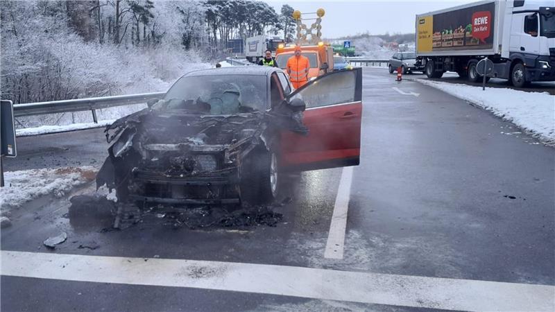 Feuerwehreinsatz im Kreis Harburg: Mercedes brennt lichterloh - Hoher Schaden Der verbrannte Nissan an der Einsatzstelle in Sittensen (Kreis Rotenburg).