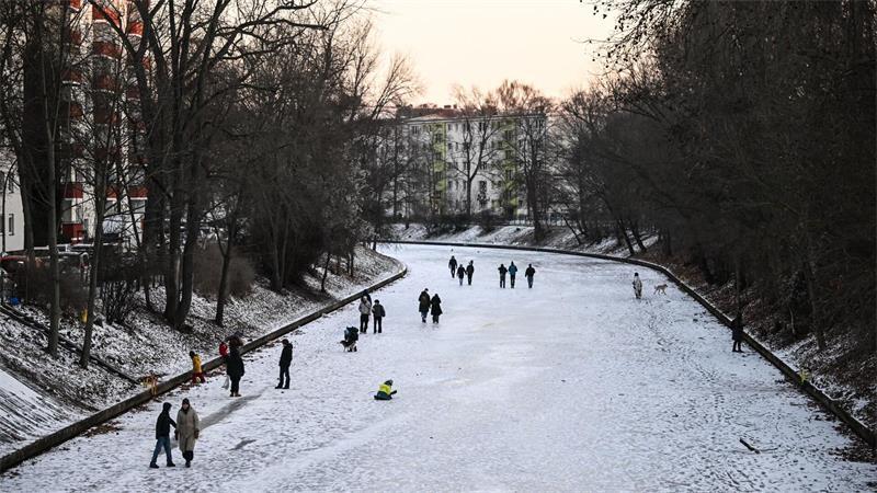Was wäre, wenn der Mond verschwindet? Der vergangene vergleichsweise harte Winter in Berlin erinnerte zeitweise an eine Eiszeit.