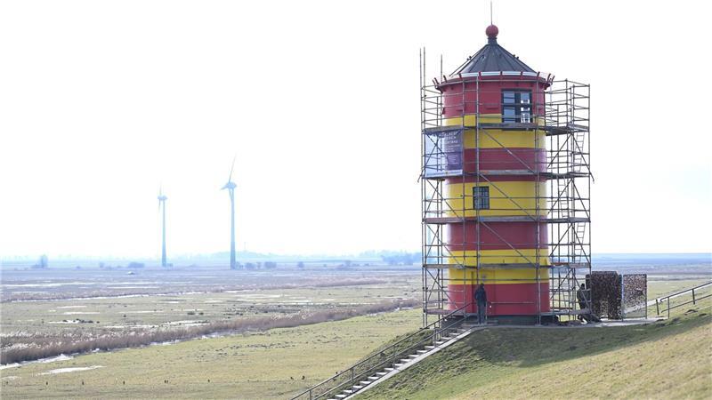 Frische Farbe für den Otto-Leuchtturm in Ostfriesland Der vergleichsweise kleine Leuchtturm ist schon seit Jahren nicht mehr im Dienst - dafür aber ein beliebtes Fotomotiv in Ostfriesland.