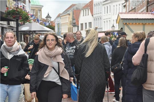 Der verkaufsoffene Sonntag sorgte trotz regnerischen Wetters für eine volle Buxtehuder Innenstadt. Foto: Felsch