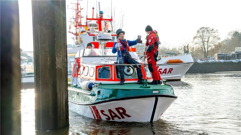 Der verkleidete Schneider konnte die Weser auch dieses Jahr nur mit Hilfe der Seenotretter queren.