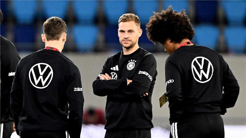 Der verletzte Kapitän Joshua Kimmich steht auf dem Rasen des Stadions in Luxemburg. 