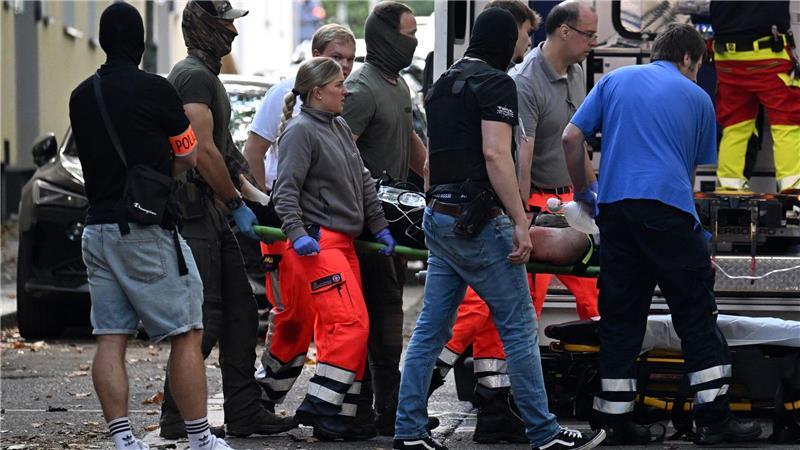 Bilder des Tages Der verletzte Tatverdächtige, der eine Lehrerin mit einem Messer angegriffen haben soll, wird zu einem Rettungswagen gebracht.