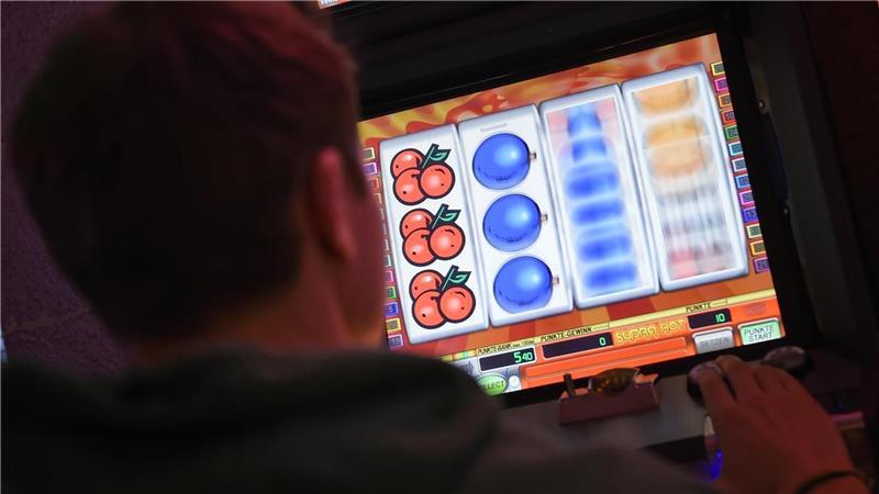 Der schwierige Kampf eines Zeveners gegen die Glücksspielsucht Der vermeintliche Kick an Spielautomaten kann schwerwiegende Folgen haben: Glücksspielsüchtige geraten in „einen Kreislauf, aus dem man nur schwer herauskommt“, weiß ein Betroffener. Foto: Pedersen/dpa