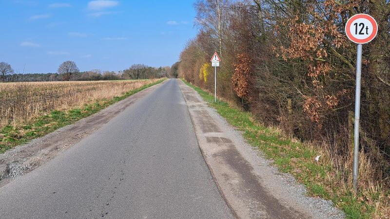Der vermeintliche Schleichweg nach Hagen Aue ist für Lastwagen gesperrt, was an der Beschilderung gut erkennbar ist.
