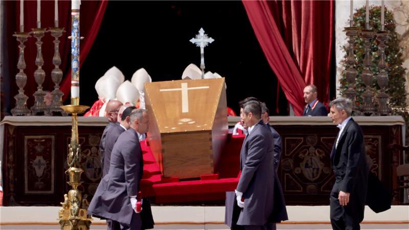 Requiem für Papst Franziskus an Petersdom beendet - nun Trauerzug Der verschlossene Sarg wird nach der Trauermesse für den verstorbenen Papst Franziskus vom Petersplatz zurück in den Petersdom gebracht.