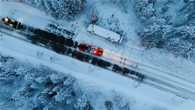 Busunfall in Schweden - Auch deutsche Studenten an Bord Der verschneite Unfallort.