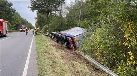 Der verunfallte Sattelzug auf der B75