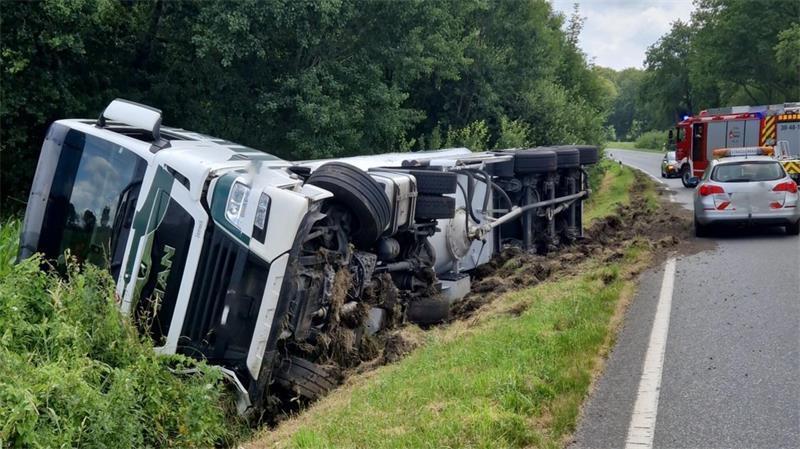 Der verunfallte Sattelzug hatte Beton geladen. Das machte die Bergung so aufwendig.