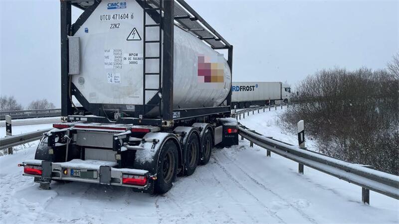 Etliche Glätteunfälle in der Region – Lkw blockiert A26-Auffahrt, Autofahrer stirbt auf A1 Der verunglückte Sattelschlepper blockierte die A26-Auffahrt in Horneburg.